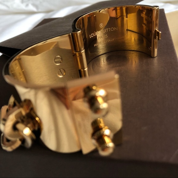 Louis Vuitton Lock Me Manchette Chain Cuff Bracelet Gold Tone - Picture 3 of 4